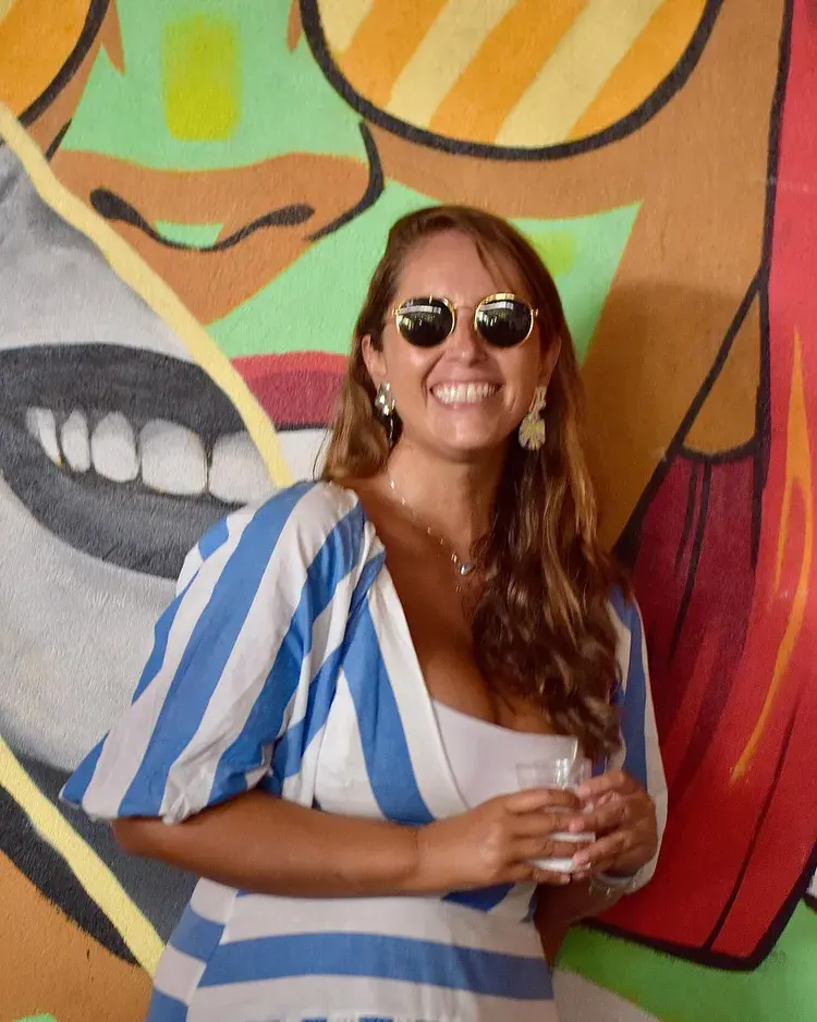 Imagem de uma mulher sorridente usando óculos escuros, com uma parede colorida ao fundo. O post menciona o Carnaval no Recanto da Cevada, com eventos programados para sábado e domingo a partir das 11h e na segunda e terça de Carnaval a partir do meio-dia.