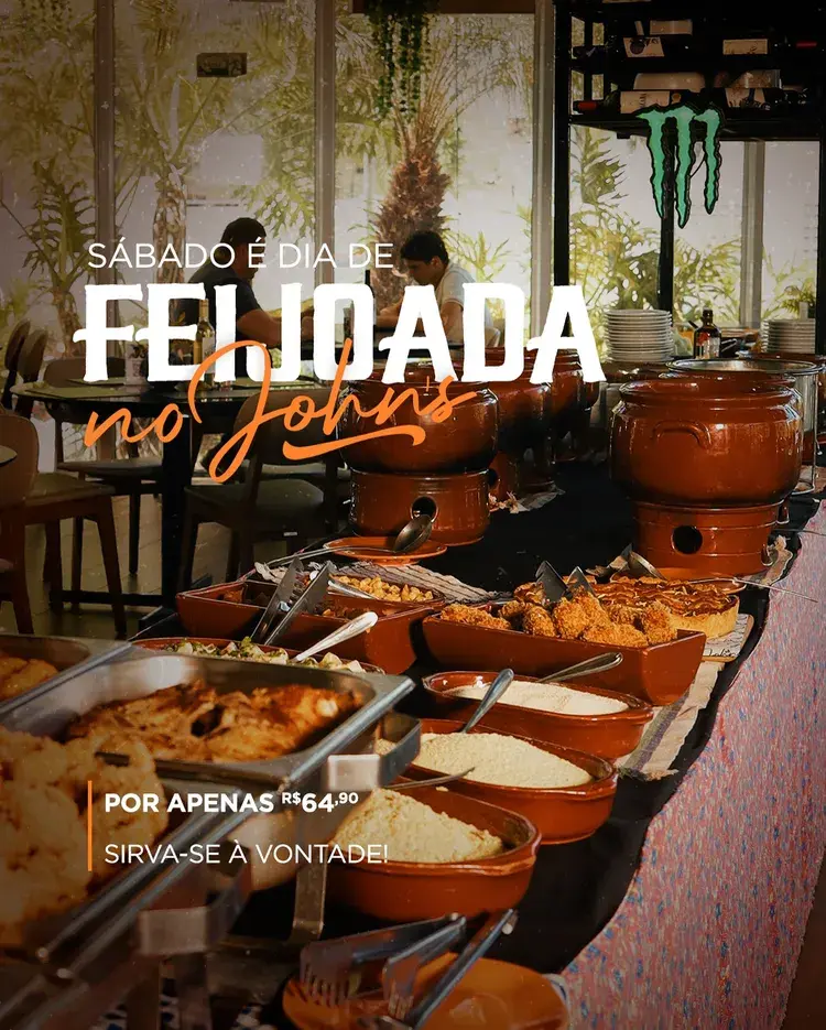 Imagem mostrando uma mesa com feijoada completa, incluindo paio, calabresa, costela, lombo, pé, orelha e rabo suíno, além de acompanhamentos como torresmo, farofas e purê de macaxeira. O evento acontece no Complexo Tour Geneve, começando às 12h no sábado, 8 de março de 2025.