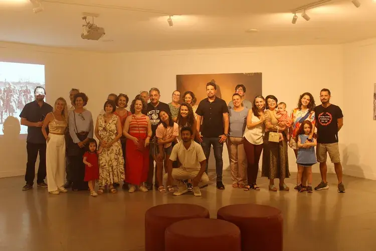 Abertura da Exposição “Saga do Vaqueiro”, do fotógrafo Lenec Mota, com um grupo de pessoas presentes na Estação Cabo Branco, em João Pessoa, Paraíba, no dia 07 de outubro de 2025.