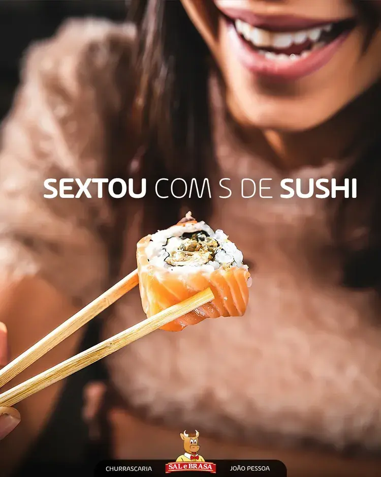 Imagem de uma mulher sorrindo enquanto segura um sushi com hashis. O texto na imagem diz 'SEXTOU COM S DE SUSHI'.
