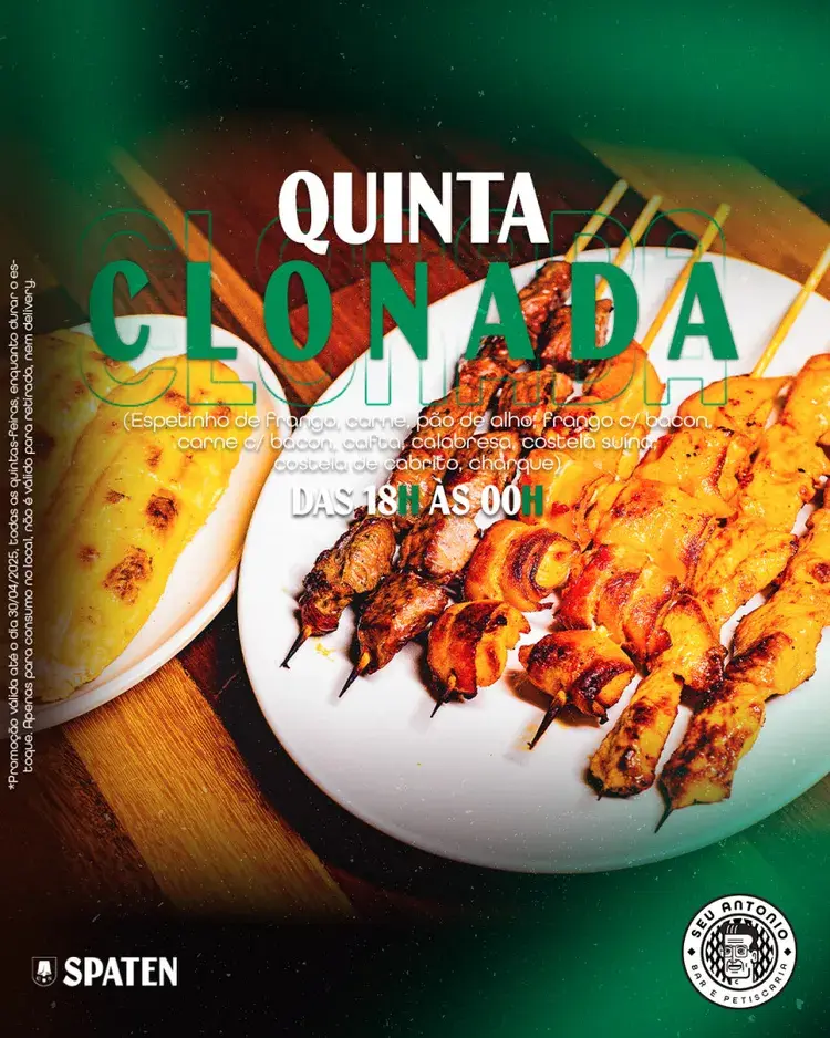 Imagem de espetinhos e batatas fritas servidos em um prato, promovendo a Quinta Clonada no Seu Antonio. A imagem destaca o ambiente de bar e restaurante, ideal para um happy hour.