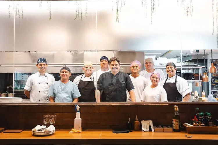 Equipe do Santa Grelha pronta para receber os clientes, com a grelha acesa e ambiente acolhedor no Espaço Gourmet, Piso 2, Manaíra Shopping.