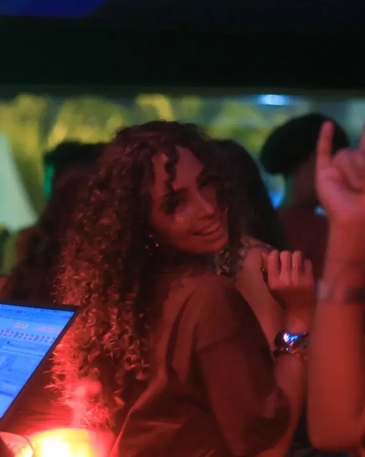 Imagem promocional do evento com a agenda do Recanto Jampa, destacando o Especial Summer Eletrohits com DJ Lorezon Zimon na sexta-feira, 25 de abril.