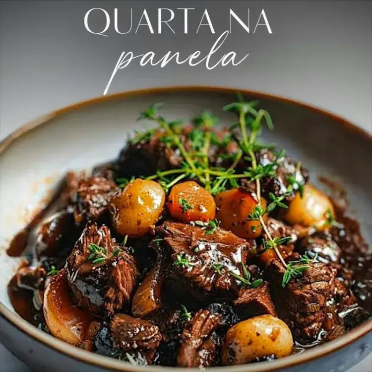 Prato de Cozido Português servido no The W Restaurante, com carne e batatas, decorado com ervas frescas. Disponível apenas hoje por R$43.