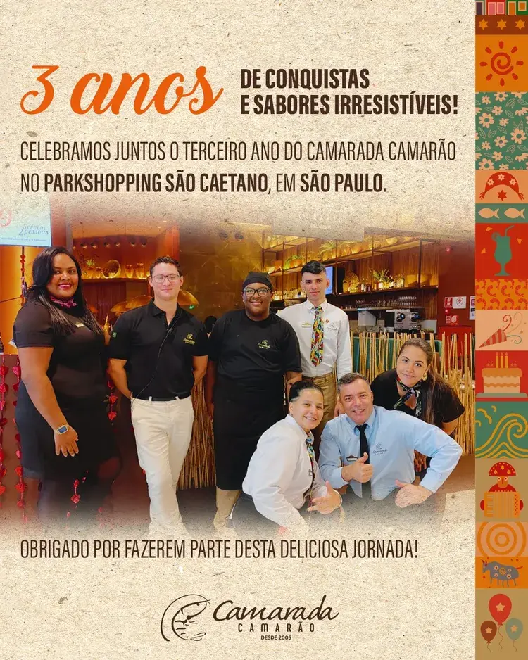 Imagem da equipe do Camarada Camarão celebrando 3 anos de conquistas no ParkShopping São Caetano, com uma decoração festiva ao fundo.
