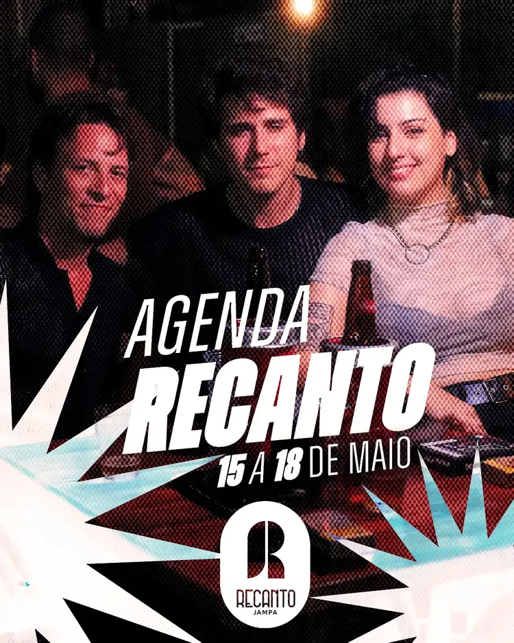 Duas pessoas sorrindo e se divertindo, segurando bebidas, em um ambiente descontraído, possivelmente no Recanto Jampa. A imagem reflete um momento de alegria e interação social, ideal para o karaokê.