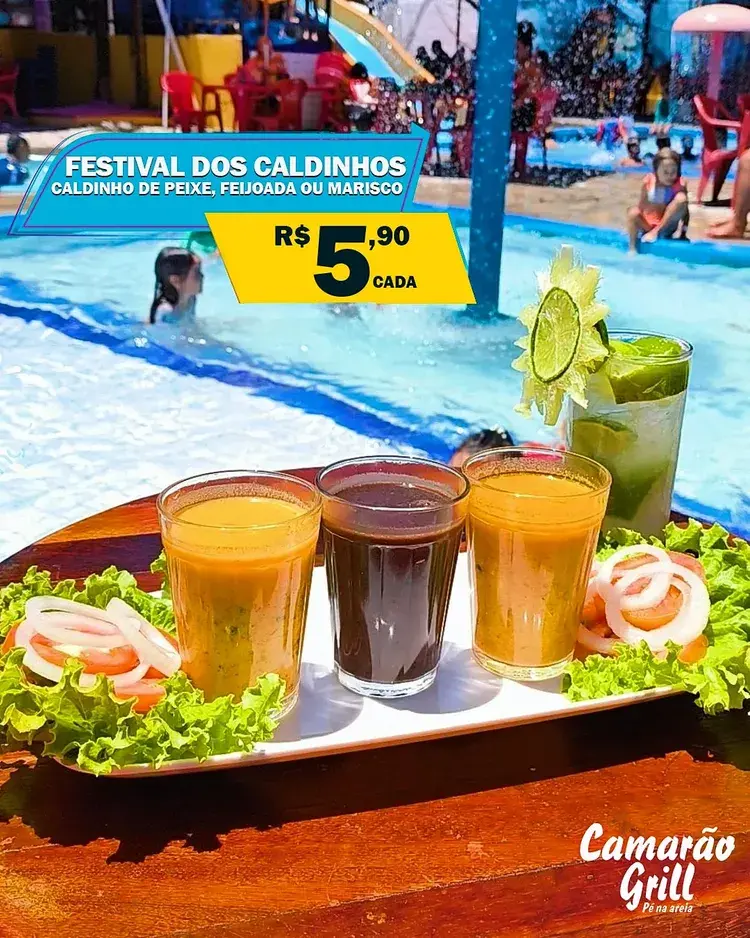 Imagem mostra três copos de caldinhos (peixe, feijoada e marisco) e uma caipirinha, com piscina e pessoas ao fundo. Texto na imagem: 'Festival dos Caldinhos - Caldinho de Peixe, Feijoada ou Marisco - R$ 5,90 cada'. Logo do Camarão Grill no canto inferior direito.
