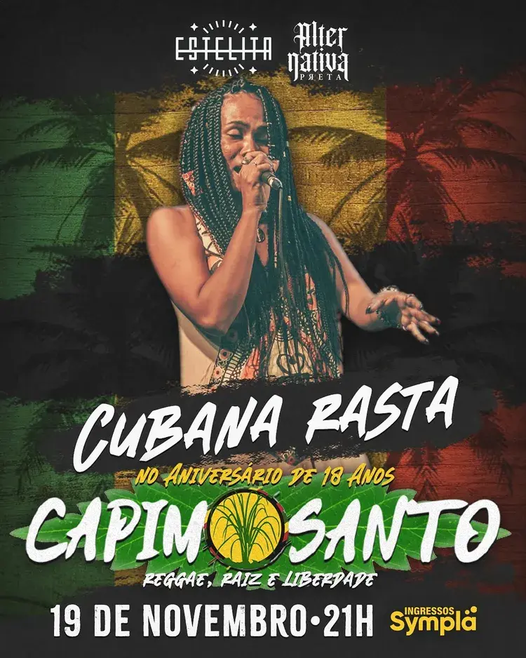 Imagem mostra a cantora da banda Capim Santo se apresentando com a bandeira da Guiné-Bissau ao fundo. Texto destaca o aniversário de 18 anos da banda e o evento no Bar Estelita no dia 19 de novembro às 21h, com ingressos pela Sympla.