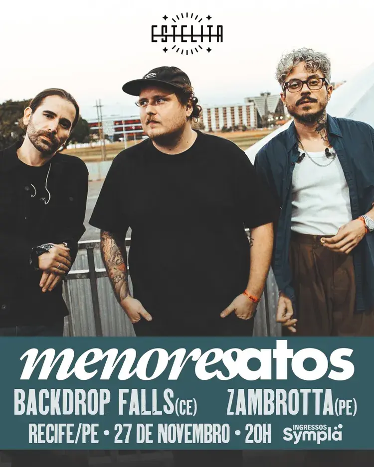 Imagem com o trio da banda Menores Atos em frente a uma porta metálica, texto anuncia show no Estelita em Recife no dia 27 de novembro às 20h, com bandas Backdrop Falls (CE) e Zambrotta (PE).