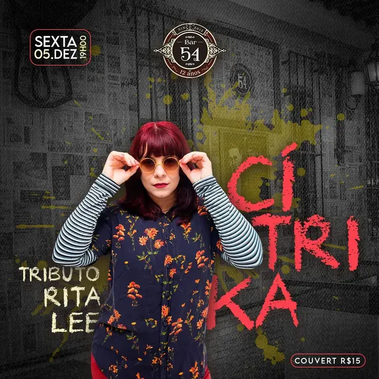 Mulher com óculos de sol, cabelo vermelho, vestindo blusa floral e listrada, anúncio do tributo a Rita Lee no Bar54 para sexta-feira 05 de dezembro às 19h, com couvert de R$15.