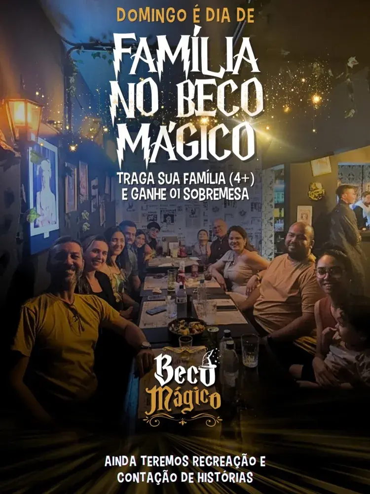 Imagem promocional do evento 'Família no Beco Mágico' com texto destacando que domingo é dia de família no Beco Mágico, com oferta de sobremesa para famílias com 4+ pessoas e atividades de recreação e contação de histórias.