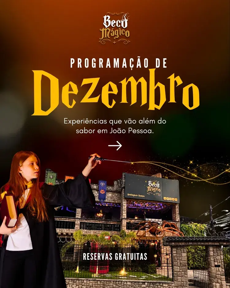 Imagem promocional da programação de dezembro do Beco Mágico em João Pessoa, com tema natalino e mágico, mostrando uma jovem vestida de bruxa com varinha e livros, fachada decorada do Beco Mágico com aranha gigante decorativa, texto 'Programação de Dezembro' e convite para reservas gratuitas.