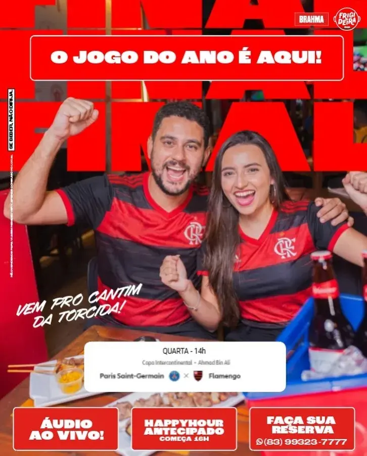 Imagem com casal vestindo camisa do Flamengo comemorando em mesa com petiscos e bebidas. Texto: 'O jogo do ano é aqui! Quarta - 14h, Copa Intercontinental - Ahmad Bin Ali, Paris Saint-Germain x Flamengo, Áudio ao vivo, Happy hour antecipado começa 16h, Faça sua reserva (83) 99323-7777'.