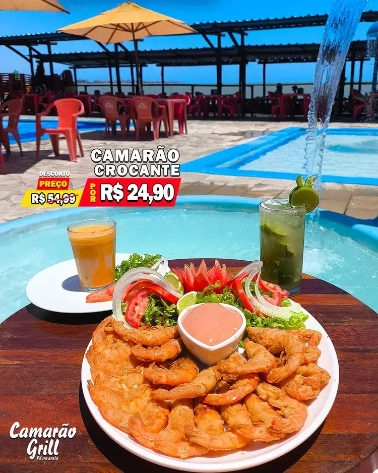 Imagem mostra prato de camarão crocante com salada, bebida e caldinho, ao fundo piscina e cadeiras no Camarão Grill, destacando promoção com preço de R$ 24,90 válido para sábado 27/12/2025.