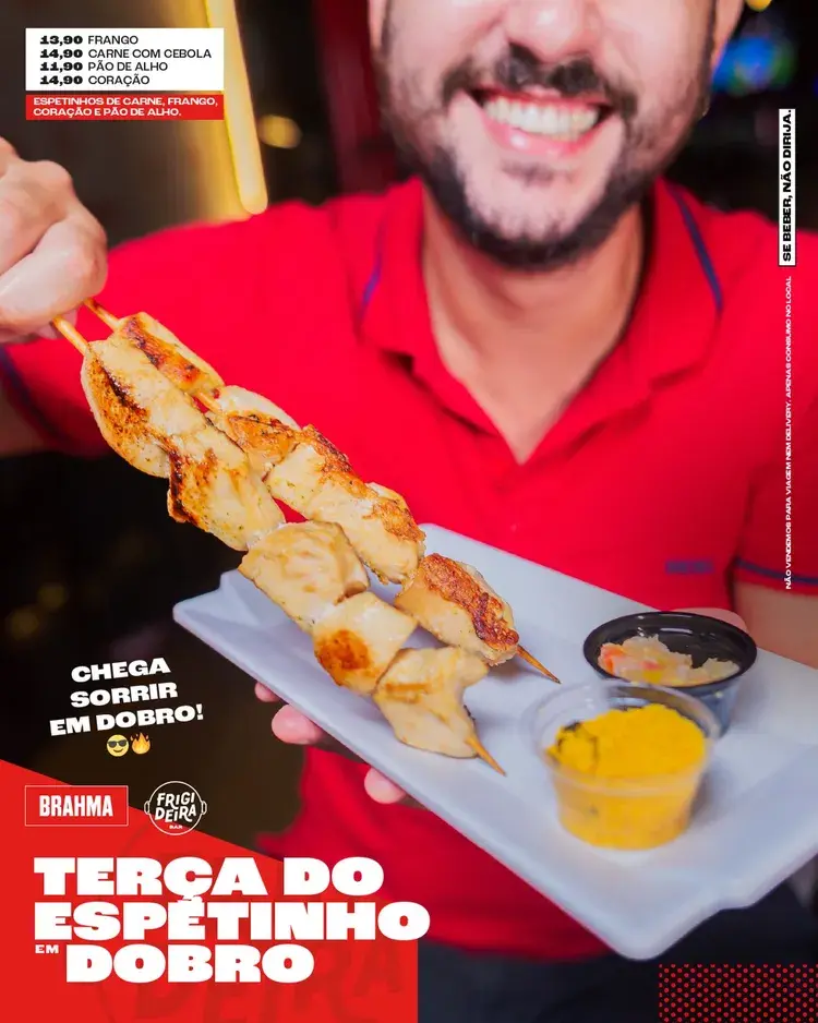 Imagem mostra um prato com frango à passarinho, batata frita e salada, ao lado uma garrafa de cerveja Brahma. Texto na imagem anuncia Happy Hour com combo por R$ 32,99 das 17h às 22h30 todos os dias no Frigideira Bar em João Pessoa.