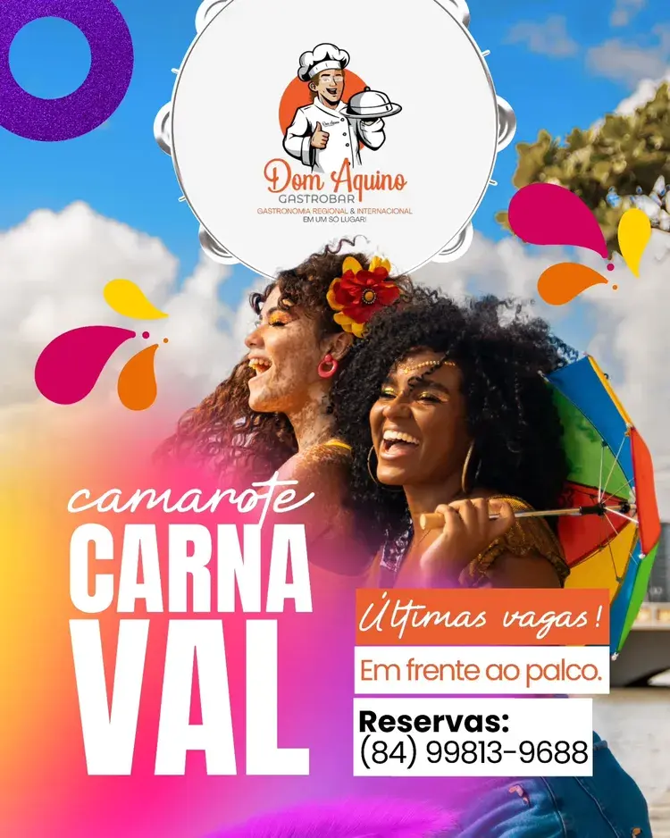 Camarote CarnaVal do Dom Aquino com duas mulheres sorrindo, em frente ao palco.