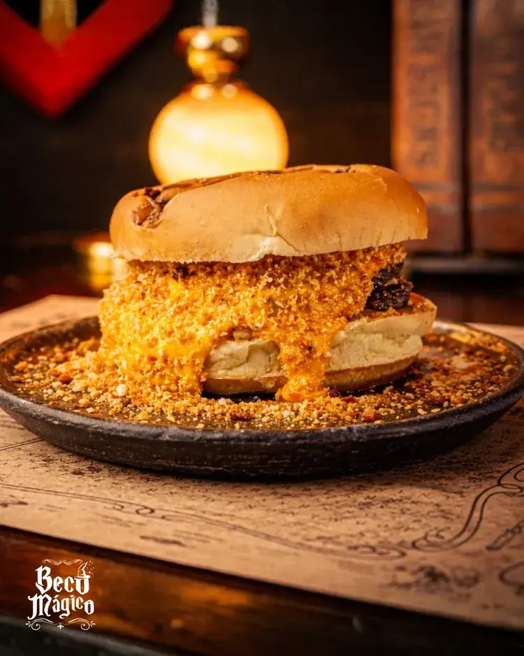 Um burger incrível servido em um prato decorado com crocância, simbolizando uma experiência mágica.