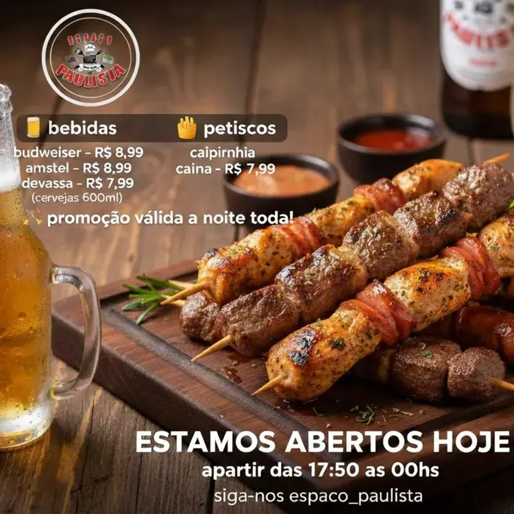 Promoção no Espaço Paulista incluindo ofertas de bebidas e espetinhos. Budweiser e Amstel por R$ 8,99, caipirinhas a R$ 7,99 disponíveis. Promoção válida a noite toda. Içamento do copo de chopp ao lado de espetinhos no prato.