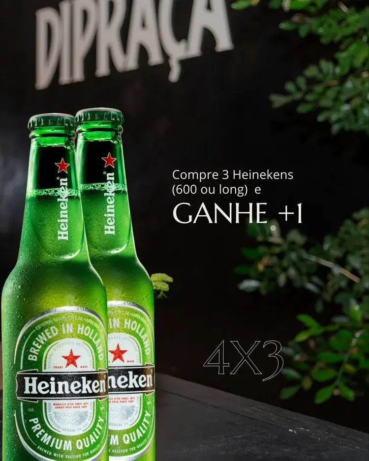 Promoção de Heineken destacada com garrafas de Heineken em um fundo escuro, apresentando a oferta de comprar 3 e ganhar uma.