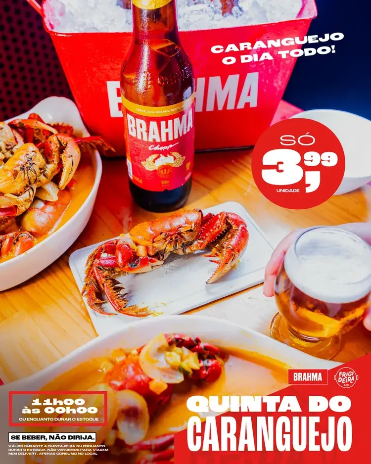 Imagem de um prato com caranguejos frescos, uma cerveja Brahma e um balde com gelo. Destaca a promoção de caranguejos na quinta-feira no Frigideira Bar.