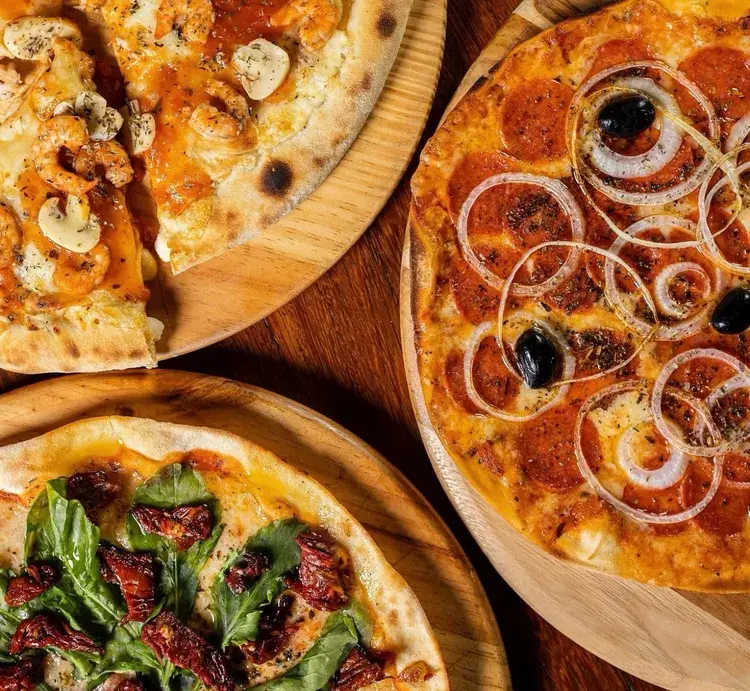 Pizzas variadas a lenha disponíveis no Mazzano Restaurante.