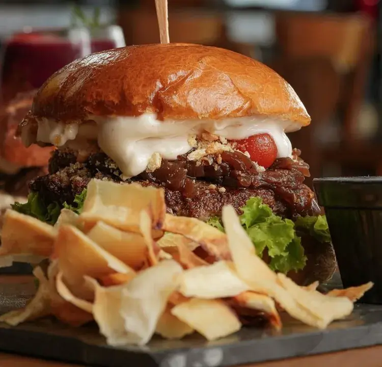 Preparação de drinks no Skybar, com bartenders criando bebidas personalizadas.