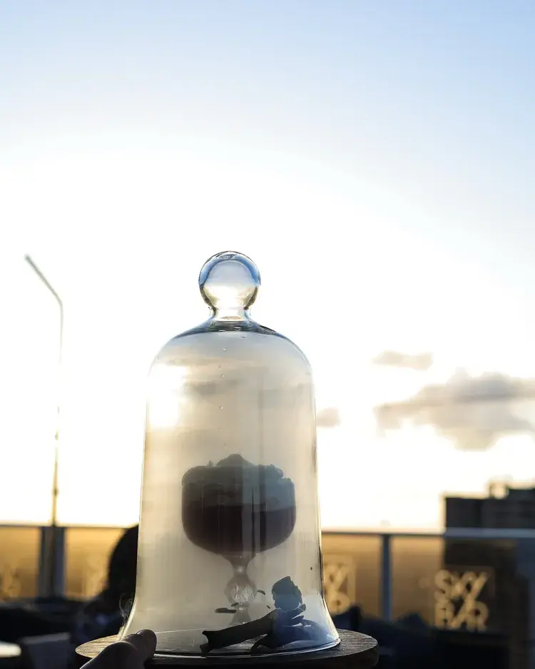 Vista do Skybar em João Pessoa, mostrando o ambiente do bar e a cidade ao fundo.