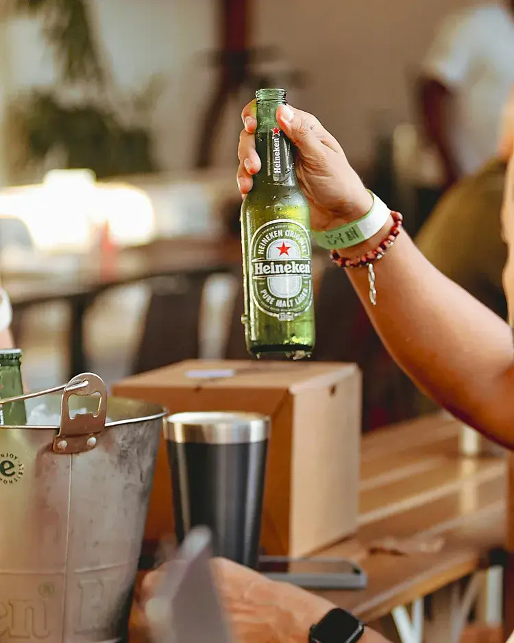 Cartaz da programação semanal do Loca Miramar, destacando a Seresta com Luizinho na segunda-feira às 20h.