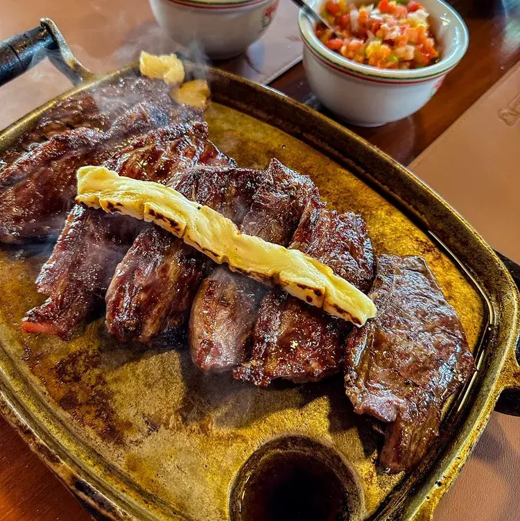 Prato com carne grelhada servido no Beira Rio, 565, acompanhado de salada. Horário de funcionamento das 11h às 16h.